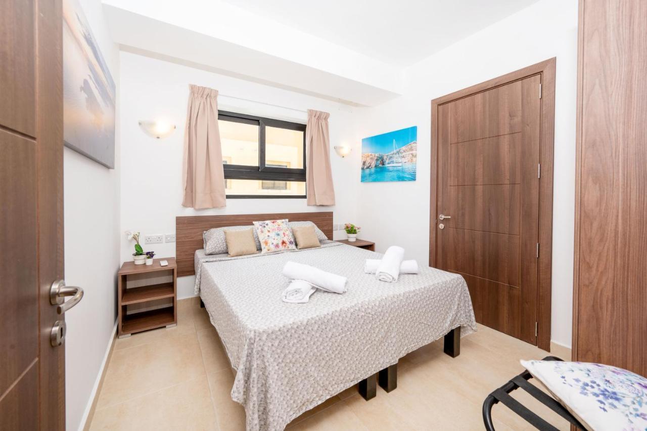 Islet Promenade Seafront Apartment With Large Corner Terrace By Getawaysmalta San Pawl il-Baħar Extérieur photo
