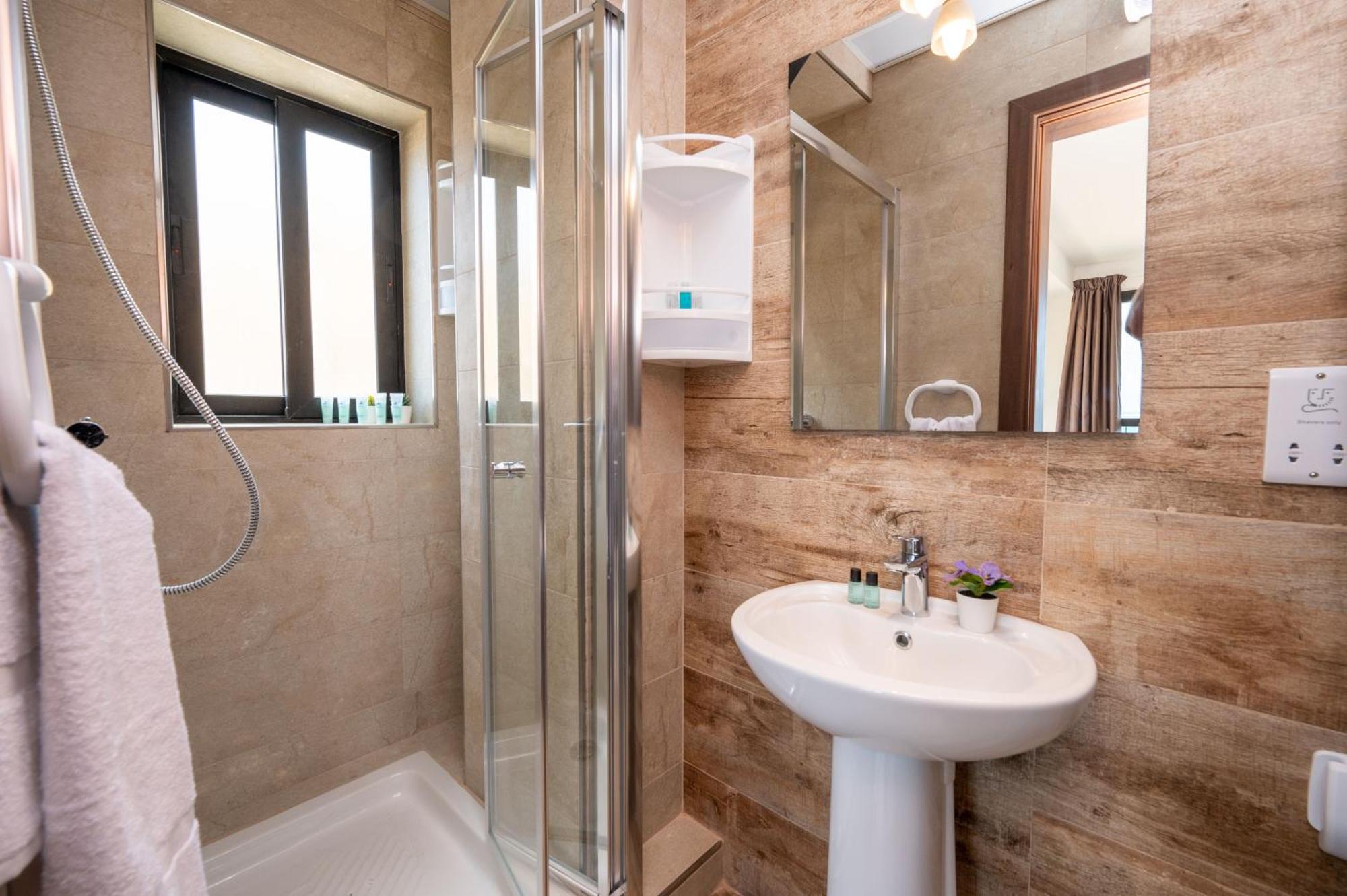 Islet Promenade Seafront Apartment With Large Corner Terrace By Getawaysmalta San Pawl il-Baħar Extérieur photo